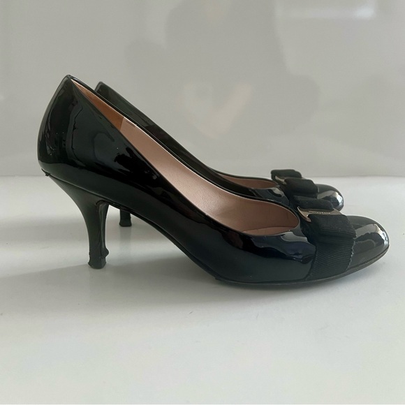 Salvatore Ferragamo Black Patent Leather Vara Bow Pumps Size 6 - Picture 2 of 12